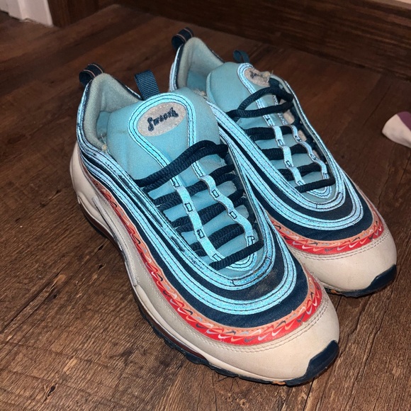 Nike shoes big kids size but fit women’s size. Pink and blue - Picture 3 of 4